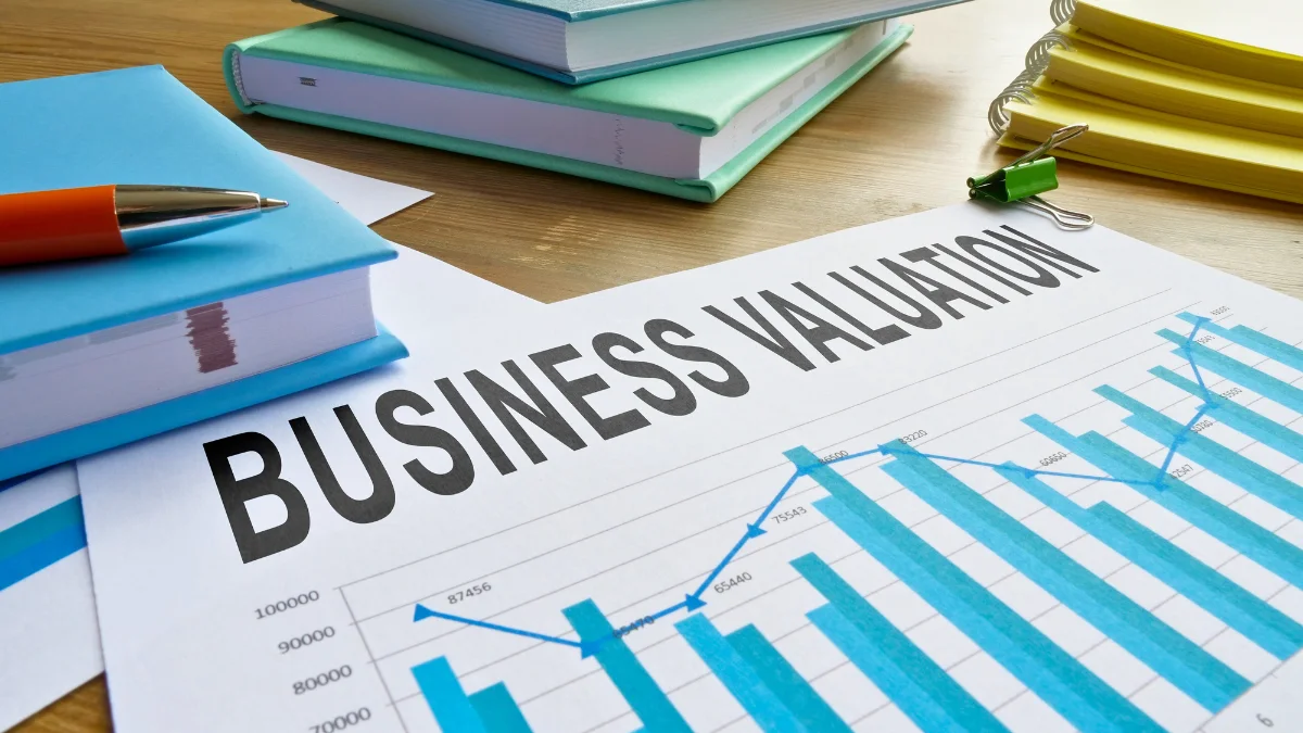 What should be included in a comprehensive business valuation report